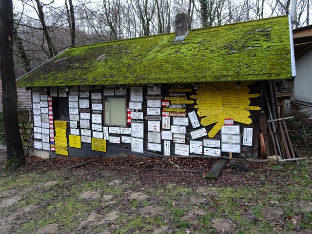 An der alten Hütte finden sämtliche ausgediente Wegweiser und Hinweistafeln ihren Stammplatz, ...
