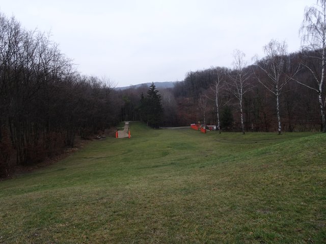 Rechts Schilift, links Vergnügungsrutsche.