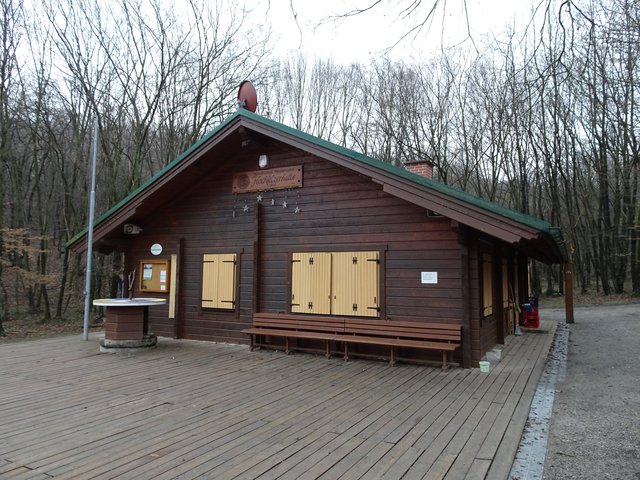 Die im Jahr 1999 neu errichtete Hochfilzer-Schutzhütte.