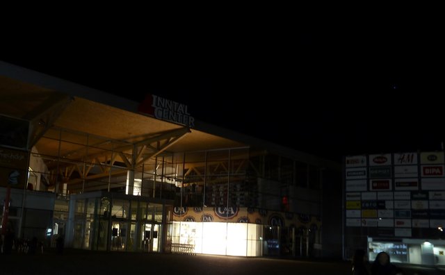 Aus der Earth Hour 2018 in Telfs: Das Inntalcenter hat verdunkelt (Aufschrift und Pylone), der C&amp;A war säumig und schreit in der Nacht. Fotos: Grüne Telfs