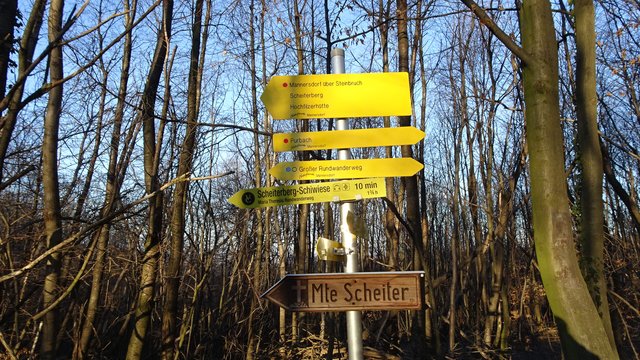 Man erreicht die Hochfilzerhütte entweder im Zuge einer Rundwanderung über den Scheiterberg oder, wenn man die kürzere Variante bevorzugt, direkt von Mannersdorf.