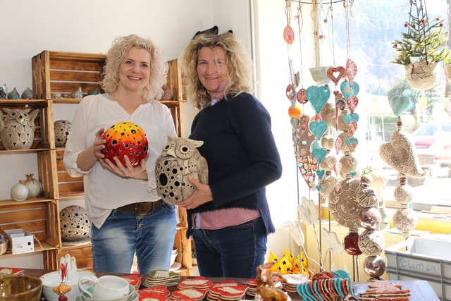 Beim Tag der offenen Tür im "TON"Studio: Inhaberin Barbara Mallweger und Martina Gruber