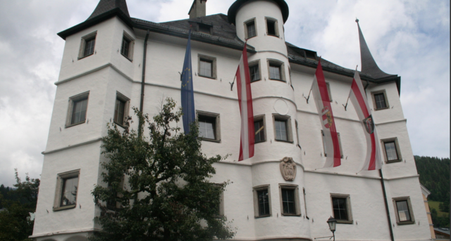 Das Rathaus steht heute im Mittelpunkt des Interesses - auch der ORF wird am Nachmitttag vor Ort sein.