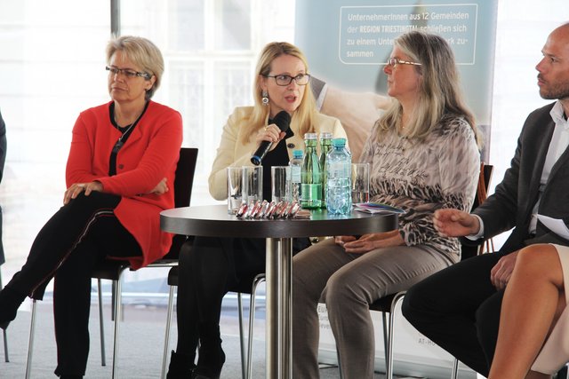 Landesrätin Petra Bohuslav, Ministerin Margarete Schramböck und Starlinger-Eigentümerin Angelika Huemer.