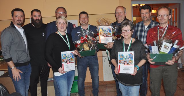 Die jeweiligen Erstplazierten beim Sie &amp; Er Kegeln im Jugend und Familiengästehaus
