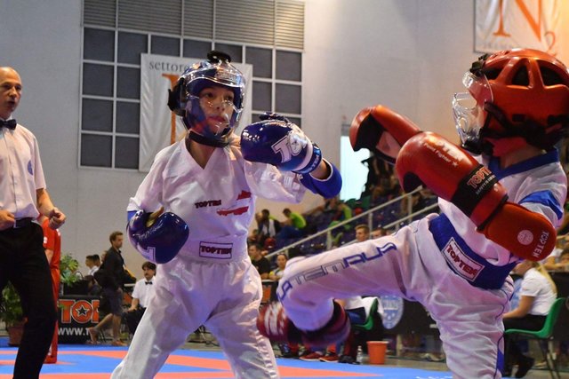 Anna Schmidl (l.) gilt als große Kickbox-Nachwuchshoffnung. Ihre sportliche Vita ist beachtlich: U.a. Weltmeister-Titel im U13-Bewerb. | Foto: ÖBFK