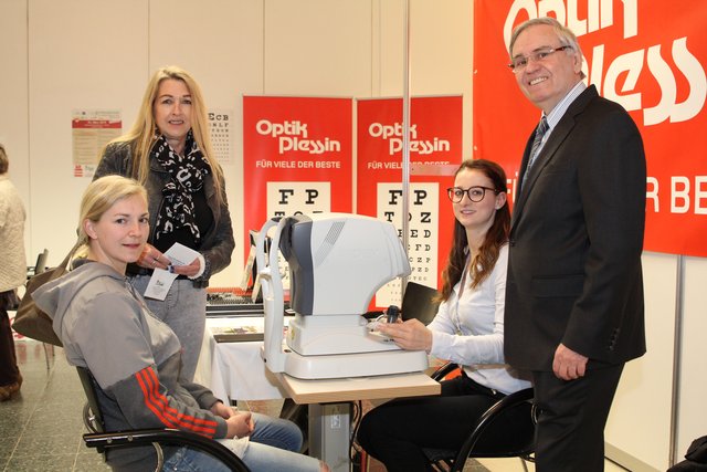 Ganztägige Gesundheitstest: Janine und Ingrid Zupanc mit Lisa Marie Bernkopf und Alfred Plessin