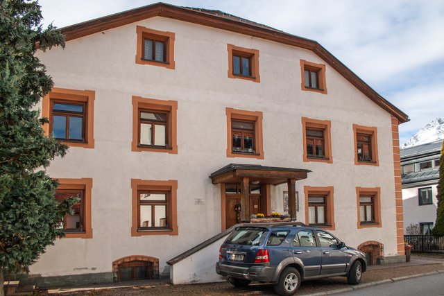 Bild 66: Haus Nr. 37 (Krautschneiderhaus) zählte ursprünglich zum Besitz des benachbarten Gasthauses „Zur goldenen Pforte“. 

1840 brannte dieses Haus bis auf die Grundmauern nieder und Johann Paulmichl erstand die Brandruine und ließ es in seiner heutigen Form wieder aufbauen. Hier wurde auch sein Sohn Carl geboren und er wurde ein angesehener Architekt (siehe Kurzbiografie - Bild 67). 

Sophie Krautschneider erwarb dieses Objekt und vermachte es ihrem Bruder. Dessen Nachfahren bewohnen es noch heute und haben es sehr schön restauriert. | Foto: © by Ing. Günter Kramarcsik