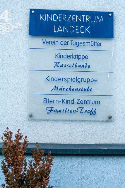 Bild 73: Ein Hausschild verrät nun den neuen Zweck des umgebauten ehemaligen Gasthof Arlberg. Es ist nun ein Kinderzentrum des Vereins der Tagesmütter.  | Foto: © by Ing. Günter Kramarcsik