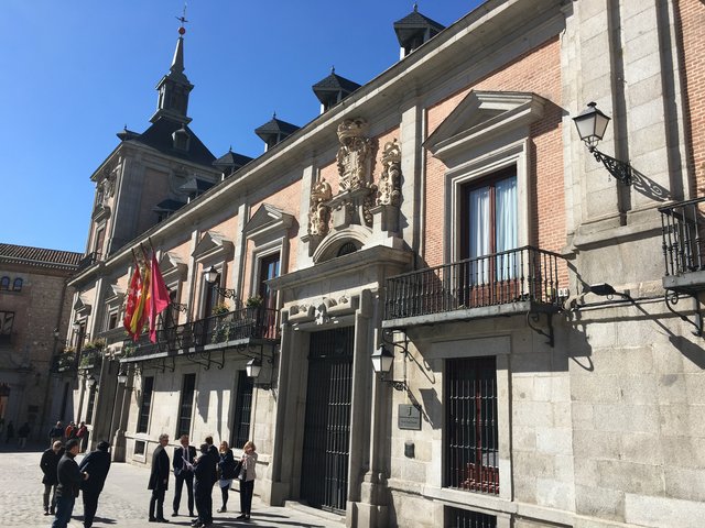 Die Delegation an einem der ältesten Plätze in Madrid. | Foto: Christine Steiner-Watzinger