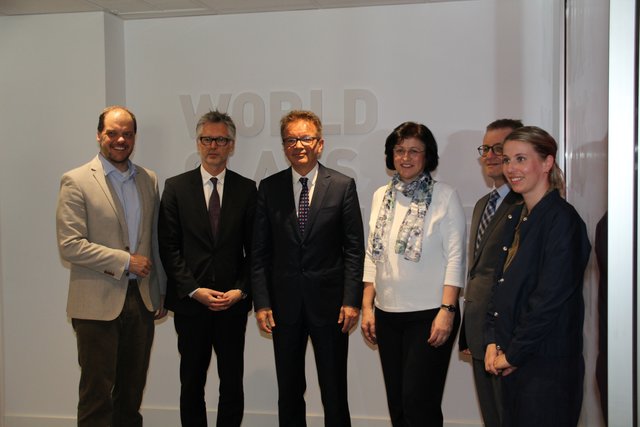 Beim Besuch in der Außenwirtschaftskammer in Madrid: Ernst Kopp (AWC Madrid), Botschafter Christian Ebner, Landesrat Rudi Anschober, Umweltschutz-Referentin Regina Pürmayr, Herbert Rössler (Abteilungsleiter für Anlagen-, Umwelt- und Wasserrecht), Theresa Wiederseder (Büro LR Anschober), v.l. | Foto: Christine Steiner-Watzinger