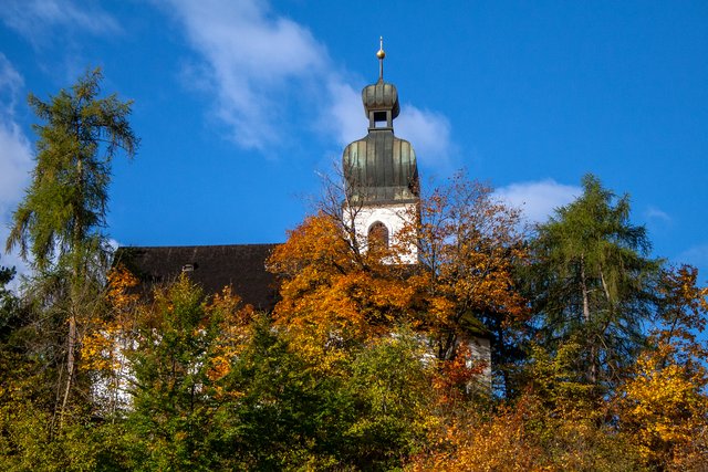 Bild 77: Die Burschkirche liegt am nördlichen Hügelrücken von Perfuchs und wurde zwischen 1650 bis 1656 erbaut und eingeweiht.
Hier sieht man die in Herbstfarben getauchte Ostseite der Kirche, mit dem auf der Westseite  befindlichen Zwiebelturm.  | Foto: © by Ing. Günter Kramarcsik