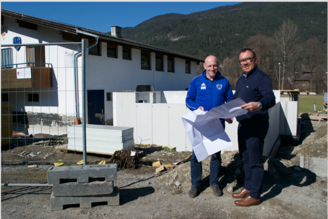 ESV-Obmann Martin Hangl und Architekt Bernhard Brötz vor dem Vereinsheim, das derzeit umgebaut wird