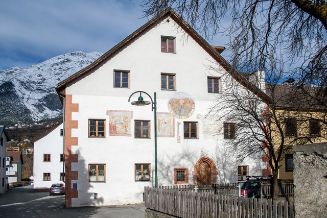 Bild 56: Das ehemalige Gasthaus „Andreas Hofer“ (vormals „Zur Goldenen Pforte“ und später „Zum Veteranen“ dürfte wegen der ihm zugehörigen Thingstätte die älteste Gaststätte in Perfuchs gewesen sein. Nach vielen Besitzerwechseln erwarb 1917 Johann Hofer das Gasthaus.  Ein Sohn hieß Andreas Hofer und da war es naheliegend das Gasthaus neuerlich umzubennen.  Hier handelt es sich um einen spätgotischen Bau (um 1500). 

Ab dem 18. Jahrhundert ist dieser ehemaliger Gasthof auch urkundlich als ein solcher belegt. Wird aber seit ca. 35 Jahren als Wohnhaus genutzt.

Hier wurde die Künstlerin Chryseldis Hofer-Mitterer am 25. Oktober 1948 geboren. Vor etwas mehr als 1 Jahr verstarb die Gattin vom Schriftsteller Felix Mitterer nach einem Wohnungsbrand (28.02.2017) in Hall in Tirol.  | Foto: © by Ing. Günter Kramarcsik