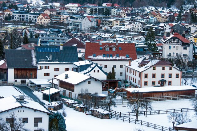 Bild 70: Gesamtansicht von Herzog-Friedrich- Straße in Richtung Osten mit HNr. 37, 39 + 47 im Vordergrund. Auf der der östlichen Straßenseite ist das ehemalige Gasthaus „Andreas Hofer“ HNr. 36 und der Bauernhof (Gablhaus) HNr. 38.
        
Am rechten Bildrand ist zwischen HNr. 37 und Burschlweg HNr. 2 die Thingstätte (heute eingefriedeter Parkplatz) zu erkennen.

Dahinter ist in der Inntalfurche das Stadtzentrum (großteils kaum sichtbar) und darüber ist der Stadteil Angedaier und Öd mit den Objekten der Pontlatzkaserne am oberen Bildrand.  | Foto: © by Ing. Günter Kramarcsik