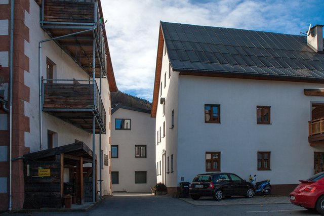 Bild 63: Ein Durchblick vom Burschlweg zur Herzog-Friedrich-Straße. Links die durch Umbauten (überdimensionierte Bakonzubauten) veränderte Nordfassade vom ehemaligen Gasthof „Andreas Hofer“. 

Rechts die Süd- und Ostfassade vom Gablhaus (HNr. 38. Am Ende der Durchsicht befindet sich am westl. Straßenrand das stark umgebaute Schweisgut- Haus (Herzog- Friedrich- Str. 39.)

Das Gablhaus ist ein quergeteilter, zweigeschossiger Einhof (Bauernhaus) mit Satteldach. Der nördliche Bauteil vermutlich im Kern aus dem 16. Jahrhundert, der südliche Wohnteil kartografisch dokumentiert nach 1856 erbaut. 

Der gemauerte Wohnteil giebelseitig von Südosten über einen Mittelflur erschlossen. Der nordseitig
angebaute Wirtschaftsteil mit abgesetztem Satteldach ist in Mischbauweise errichtet.  | Foto: © by Ing. Günter Kramarcsik