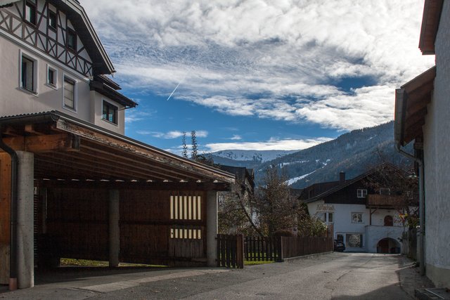 Bild 87: Durchsicht vom Burschlweg zum Dorfplatz (von Norden nach Süden) mit „Lebhaus“ HNr. 33. Links ist das Wohnhaus Burschlweg Nr. 2. | Foto: © by Ing. Günter Kramarcsik
