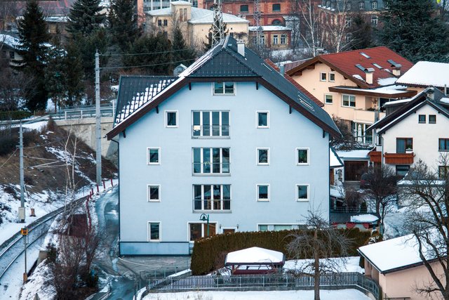 Bild 71: Das ehemalige Gasthaus Arlberg an der Böschungskante zum  Bahnkörper der Arlberg- Eisenbahn.  Westansicht vom umgebauten Objekt Herzog- Friedrich- Straße 44 (ehem. Gasthaus Arlberg).  

Älteste Gasthausurkunde stammt aus dem Jahr 1743. Frühere Wirtshausbezeichnung war „Zum Haasen“. Im Jahr 1825 erhielten die Gasthofbetreiber auch noch die Konzession zum Bier brauen. 1906 brannte das Anwesen bis auf die Grundmauern ab und es wurde in seiner heutigen Form (ohne der großen Fenster mit französischen Balkon) wieder aufgebaut. | Foto: © by Ing. Günter Kramarcsik