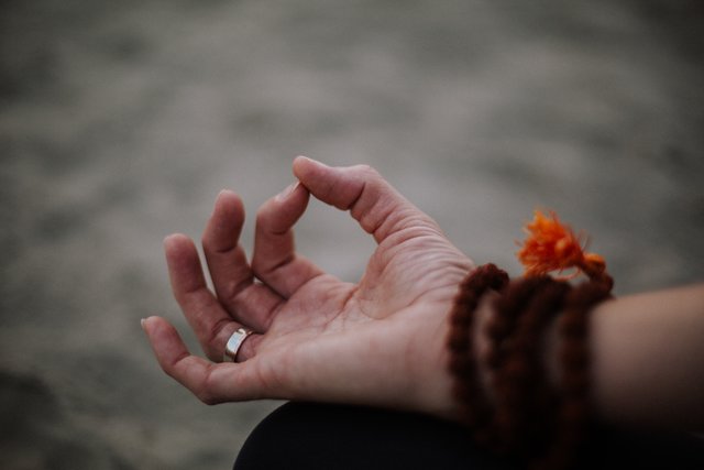 Entspannter Yoga-Urlaub in Tirol: Ulrike Handl aus Bodensdorf sorgt sich um das Wohlbefinden der Teilnehmer. | Foto: Doris Kößl