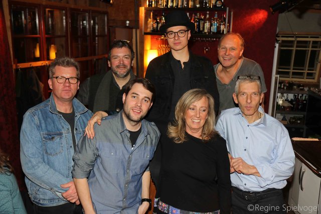 Gruppenfoto nach der gelungenen CD Live-Aufnahme. Die "MusikKanten": Christian Lauder, Peter Dluhos, Joe Weichinger, Robert Niemeczek und Kurt Pawlik mit Tontechniker und Musikproduzent Christian Strobl sowie Marina Scheutz-Tatic von der Vereinsmeierei.