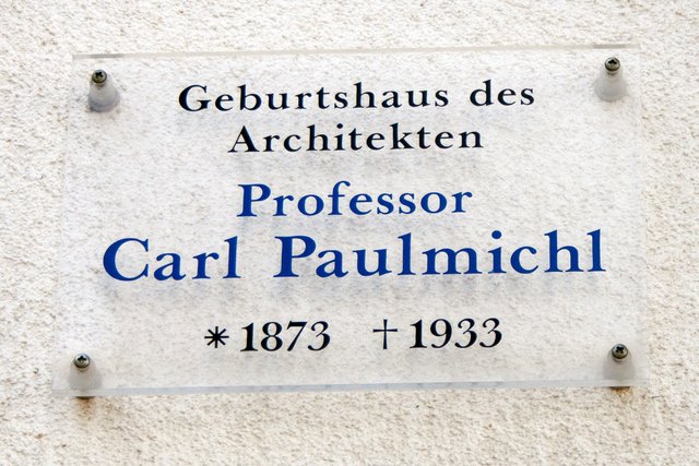 Bild 67: Dieses Schild neben dem Hauseingang weist darauf hin, dass hier Arch. Carl Paulmichl geboren wurde. Mehr dazu siehe Bild 68.  | Foto: © by Ing. Günter Kramarcsik