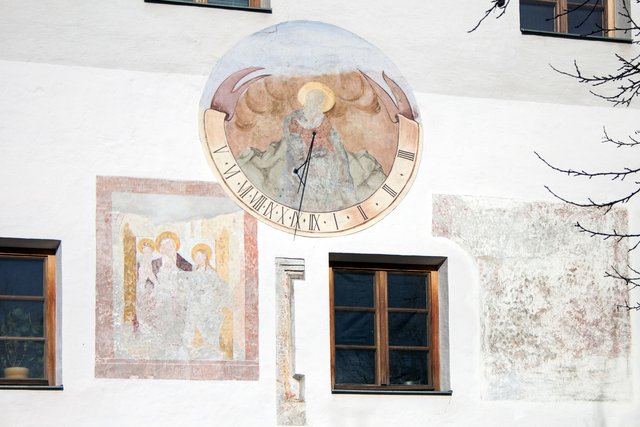 Bild 59: Im Obergeschoss wurden im Zuge der Renovierungen zwischen den Fenstern Freskomalereien mit figuralen Darstellungen freigelegt. Sie entstanden um 1500. Ebenso ist hier eine barockzeitliche Sonnenuhr mit einer Mariendarstellung zu sehen. | Foto: © by Ing. Günter Kramarcsik