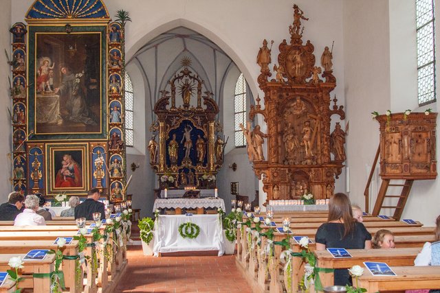 Bild 78: Zwischen 1980 bis 1990 wurde eine umfassende Restaurierung durchgeführt,  welche der Kirche ihr ursprüngliches Erscheinungsbild wieder zurück gab. 

Ihre überregionale Bedeutung verdankt die Kirche den drei in ihr verwahrten Schnitzaltären. 
* Der Hochaltar stammt aus dem Jahr 1651.
* Der linke Altar stammt aus dem Jahr 1682 
* Der rechte Schnitzaltar stammt vom Grinner Bildschnitzer Michael Lechleitner aus dem Jahr 1652.   

Die auf der rechten Seite befindliche Kanzel stammt aus dem Jahr 1680. 

Der rechteckige Saalraum ist einer mit flachen Holzkassettendecke ausgestattet und schließt mit einem spitzbogigen Chorbogen. Der eingezogene Chorraum ist mit einem Netzrippengewölbe ausgebildet. | Foto: © by Ing. Günter Kramarcsik