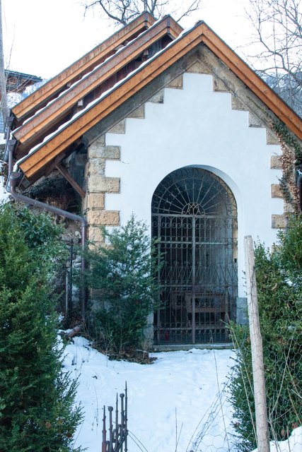 Bild 83: Bild 82: Die Lourdeskapelle steht auf dem Gelände des einstigen Pest- Friedhofs und ist ein aus Bruchsteinen errichteter,  grob verputzter Bau mit gemauerter Rustika- Eckquaderung, Blendgiebel sowie Rundbogenöffnung mit geschmiedeten Gittertor. 
 | Foto: © by Ing. Günter Kramarcsik