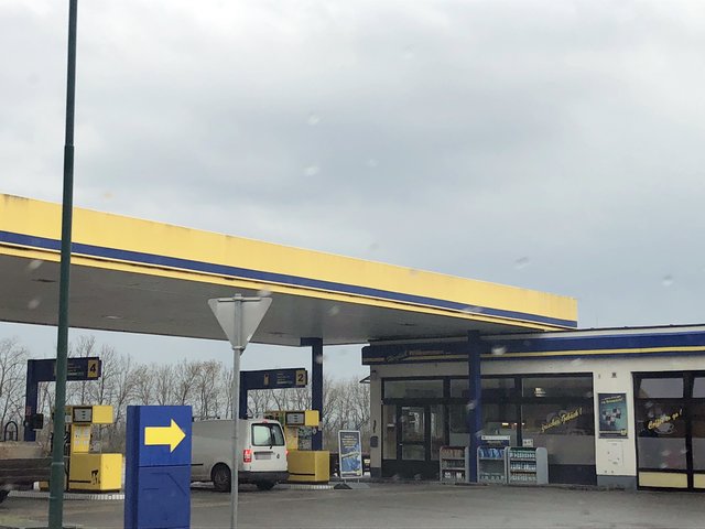 Auf dieser Tankstelle kam es zu einem Streit – und es wurden Tritte und Watschen verteilt.