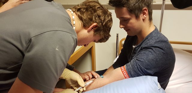 Auch Thoma Ludwig und Josef Grünbacher machen derzeit die Ausbildung zum Fachsozialbetreuer. Hier üben sie aneinander die Blutabnahme.  | Foto: Schober