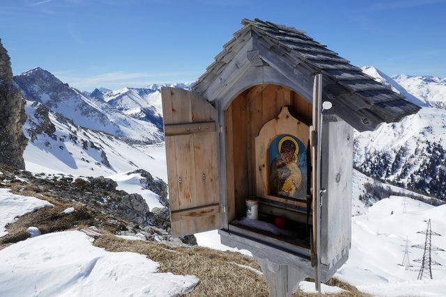 Der namensgebende Bildstock in der Taferlscharte. Rechts im Hintergrund die Hochspannungsleitung, die über die Taferlscharte und das Windsfeld führt.  | Foto: Thomas Neuhold