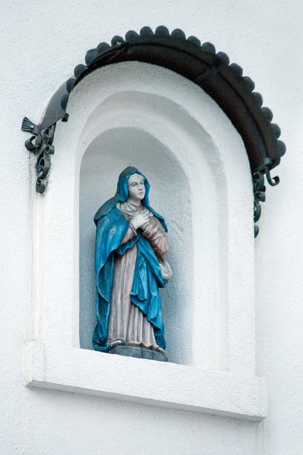 Bild 64: Eine Mauernische in der Südfassade vom Gablhaus über dem 1. OG mit Marienstatue.  | Foto: © by Ing. Günter Kramarcsik