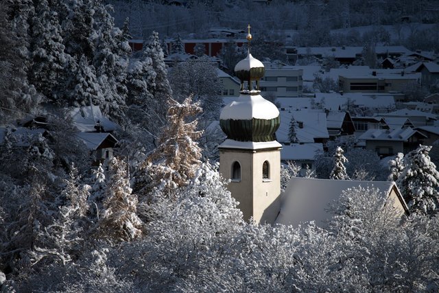 Bild 80: Die „Burschlkirche“ im winterlichen Morgenlicht. Sie wurde auf Grund eines Gelöbnisses in der Pestzeit um 1650 gebaut und 1656  eingeweiht. Hier sieht man die Westseite der Kirche mit dem Zwiebelturm. 

An der Südseite befindet sich das zweifach gekehlte Spitzbogenportal. Die Fensteröffnungen sind 
ebenfalls spitzbogig geschlossen (siehe auch Bild 81). 

Innen besteht ein rechteckiger Saalraum mit flacher Holzkassettendecke und spitzbogigem Chorbogen. | Foto: © by Ing. Günter Kramarcsik