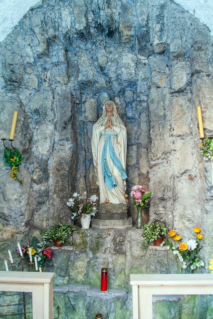 Bild 84:  Im innen liegenden Betraum ist eine gemauerte, tonnengewölbte Grotten- Nachbildung.  | Foto: © by Ing. Günter Kramarcsik