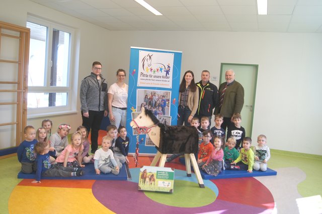 Martin Strobl (Kindergartenpädagoge), Helga Illedits (Leitung), Sabine Haider-Kurz (Inhaberin der Kinderreitschule Krebsenbachhof), Christian Ulrich (Ortsvorsteher), Dietrich Sifkovits (Generalsekretär des Österreichischen Pferdesportverband und Mitinitiator des Vereins „Pferde für unsere Kinder“) | Foto: KIGA Walbersdorf