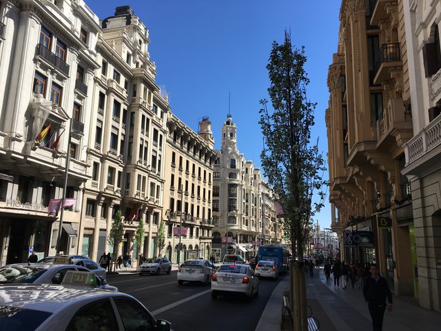 Auf der Gran Via wurden die Fahrspuren reduziert, die Gehsteige verbreitert und neue Bäume gepflanzt. | Foto: Christine Steiner-Watzinger