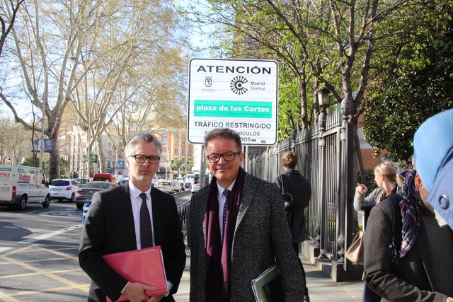 Landesrat Rudi Anschober (r.)  mit dem österreichischen Botschafter in Madrid, Christian Ebner, in Madrid. | Foto: Christine Steiner-Watzinger