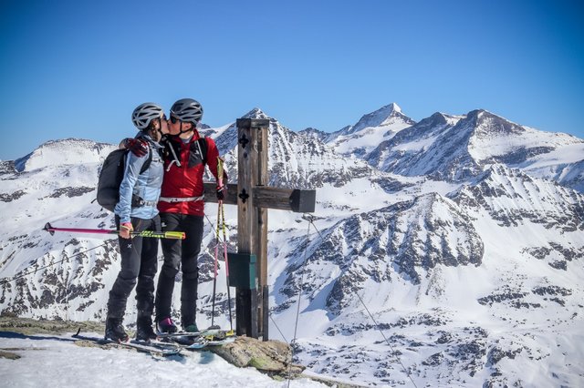 Ein Küsschen in Ehren kann niemand verwehren... und schon gar nicht beim Gipfelkreuz! | Foto: skitourenwinter.com
