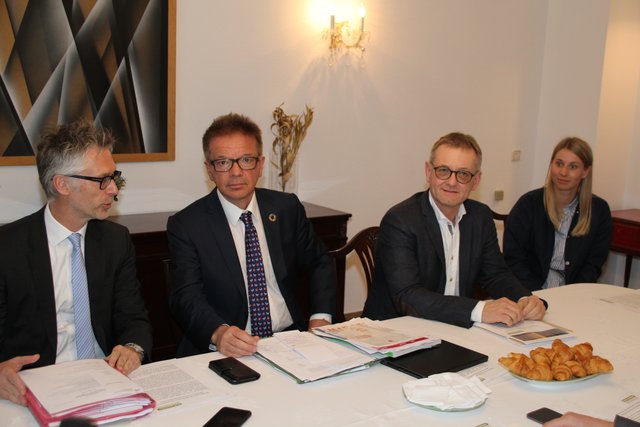 Pressekonferenz in der Residenz des österreichischen Botschafters in Madrid, Christian Ebner mit Landesrat Rudi Anschober, Herbert Rössler und Theresa Wiederseder (v.l.). | Foto: Christine Steiner-Watzinger