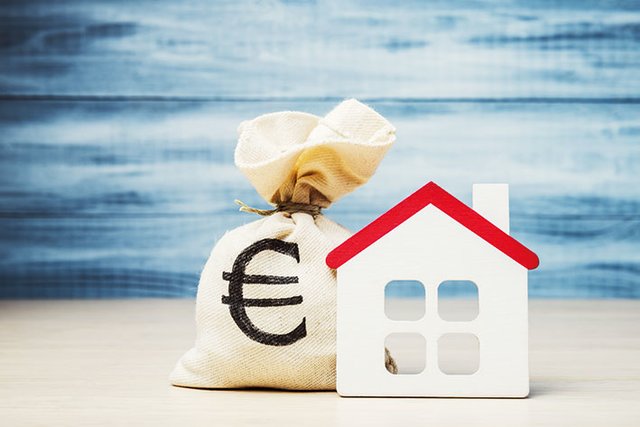 Der Bau eines Hauses kostet viel Geld. Viele Häuslbauer unterschätzen vor allem, was beim Hausbau alles an Nebenkosten anfallen kann. | Foto: thinkstock