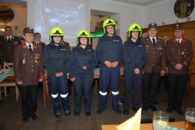 Die angelobten Kameraden mit HBI DI Gerhard Wurzer (li.) und OBI Wilfried Borth (re.). | Foto: BFV Leoben/Schönauer