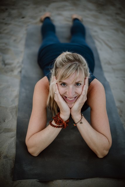 Entspannter Yoga-Urlaub in Tirol: Ulrike Handl aus Bodensdorf sorgt sich um das Wohlbefinden der Teilnehmer. | Foto: Doris Kößl