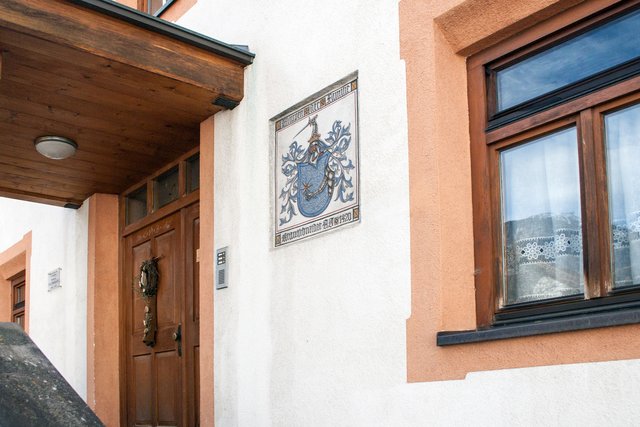 Bild 69: Rechts neben dem Hauseingang ist das Familienwappen mit Hinweis auf das Jahr 1420 zu sehen. Links vom Hauseingang findet sich der Hinweis auf die Geburtsstätte von Prof. Arch. Carl Paulmichl (siehe
             auch Bilder 67 +68). | Foto: © by Ing. Günter Kramarcsik