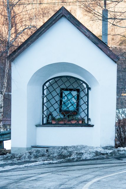 Bild 74: Aus dem Jahr 1750 stammender und gemauerter Nischenbildstock mit Satteldach. Zu sehen ist hier die giebelseitige Rundbogennische mit vertiefter und vergitterter Altarnische. Ursprünglich war der Bildstock mit Rokokofresken verziert. | Foto: © by Ing. Günter Kramarcsik