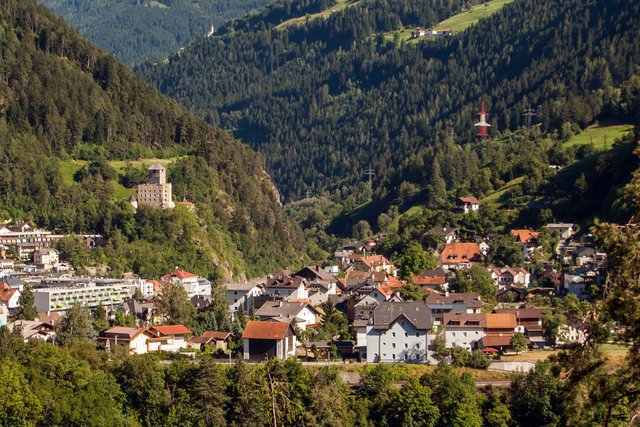 Bild 46: Ansicht vom nördlichen Teils von Perfuchs mit Blick zum Schloss Landeck (hinten links) und im Vordergrund die Eisenbahntrasse (am unteren Bildrand). Rechts der ehemalige Gasthof Arlberg.