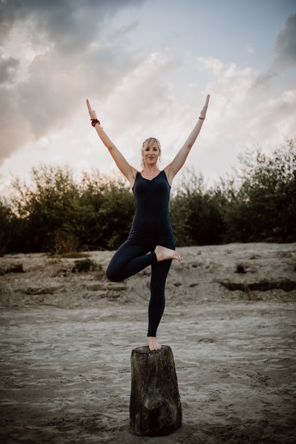 Entspannter Yoga-Urlaub in Tirol: Ulrike Handl aus Bodensdorf sorgt sich um das Wohlbefinden der Teilnehmer. | Foto: Doris Kößl