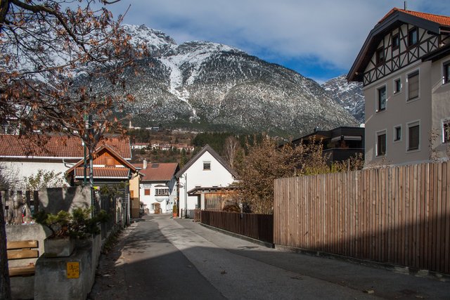 Bild 88: Burschlweg- Durchsicht vom Dorfplatz nach Norden. Am linken Rand die Einfriedung der ehemaligen Thingstätte. Am Eckpfeiler findet sich hier die Hinweis- und Informationstafel wie in Bild 52 abgebildet. | Foto: © by Ing. Günter Kramarcsik