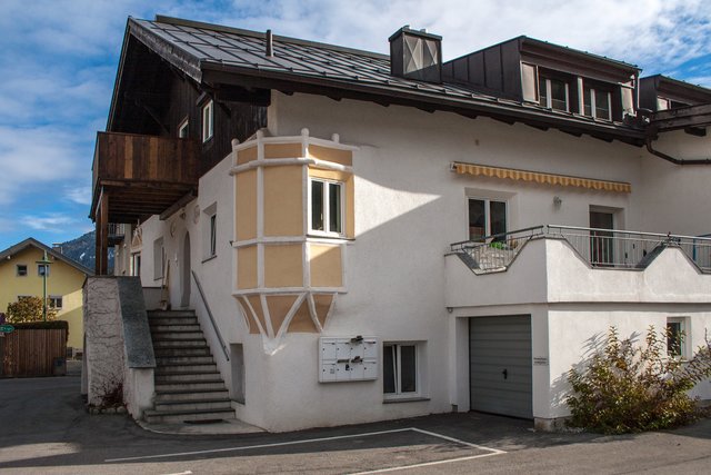 Bild 50: Das sogenannte Lerbhaus (siehe auch Bild 49) ist ein zweigeschossig gemauertes Wohngebäude mit Satteldach und giebelseitig erschlossenem
Mittelflurgrundriss. Baukern stammt vermutlich aus dem 14. Jahrhundert und Fassadendetails (z.B. die Erker) sind um 1600 entstanden. Umbauten erfolgten nach der Brandkatastrophe 1947 um 1950.

An der Eingangsfassade im Nordwesten eine gemauerte Freitreppe zum Rundbogenportal im
Obergeschoß, welche aus meiner Sicht mit dem jüngst erfolgten Anbau eines Balkons leider stark "verschnadelt" wurde. 

Unter der Freitreppe war ein rundbogiger Kellereingang mit Tuffsteingewände. Mit Umbauten wurde auch dieses Kleinod leider geopfert. Erhalten blieb bis dato an den Gebäudeecken der Giebelfassade im Obergeschoß je ein polygonaler Eckerker (siehe auch Bild 49). 

Ebenerdig erfolgte um 1950 ein Geschäftseinbau und nun dient dieses ehemalige Geschäft als Büro der Umweltwerkstatt. Im Inneren befindet sich ein Flur mit spätgotischem Stichkappengewölbe mit geputzten Graten. | Foto: © by Ing. Günter Kramarcsik