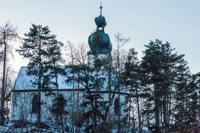 Bild 81: Die winterliche „Burschlkirche“ mit deren Ostseite. Die kahlen Laubbäume geben nun mehr von der Ostfassade zur Ansicht frei.

In südöstlicher Richtung von der Kirche befindet sich die Lourdeskapelle. Siehe Bilder 82 bis 84. | Foto: © by Ing. Günter Kramarcsik