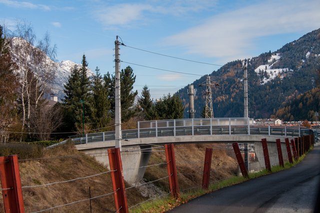 Bild 76: Die alte Steinbrücke (siehe Bild 75) mit 3 Bögen wurde von der ÖBB abgebrochen und durch eine neue und breitere Brücke (3 m breite Fahrbahn + 1,5 m Gehsteig und jeweils 80 cm breiter Randbalken) ersetzt. 
Hier dazu die Zahlen, Daten und Fakten: 
Baubeginn:     24. Juni 2014
Bauende:        31. Oktober 2014
Länge:             12 Meter
Breite:              6,10 Meter

Bauweise:       offenes Rahmentragwerk (Stahllängsträger mit Betoneinfassung)
Kosten:            ca. 750.000 Euro
Bauherr:          ÖBB-Infrastruktur AG
 | Foto: © by Ing. Günter Kramarcsik